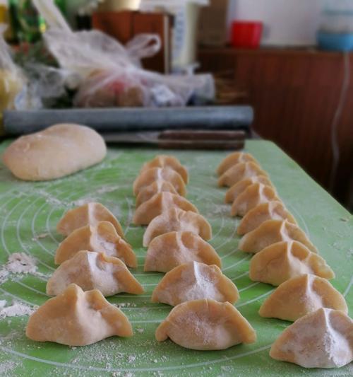 手工制作健康蔬菜水饺（教你如何制作口感绝佳的自制蔬菜水饺）