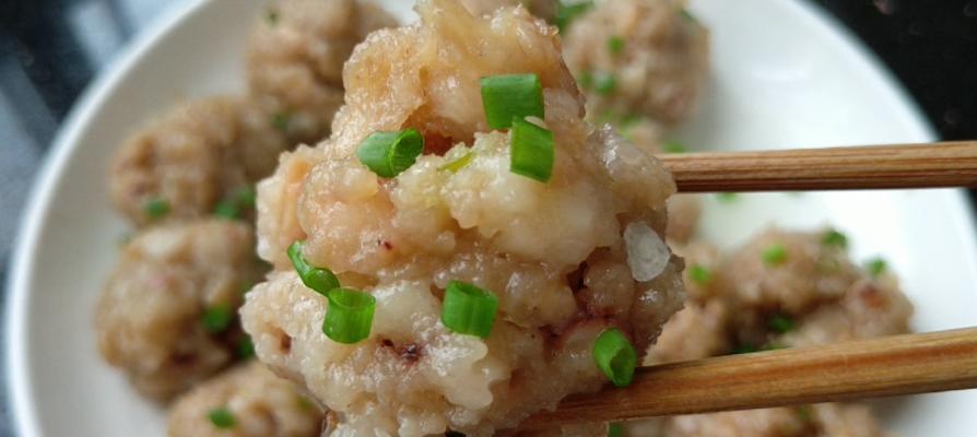 自制肉丸馄饨，让你轻松做出美味的家常美食（简单易学，健康美味，家庭厨房必备，肉丸馄饨制作方法）