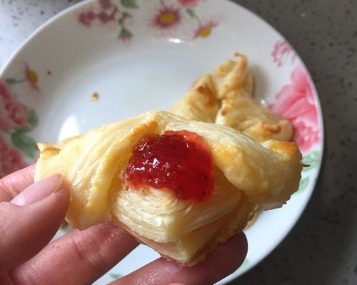 自制千层酥皮，让你的糕点更美味（手把手教你制作薄脆可口的千层酥皮）