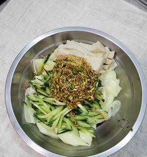 自制面皮的制作方法与技巧（学会制作自己的面皮，享受美食乐趣）