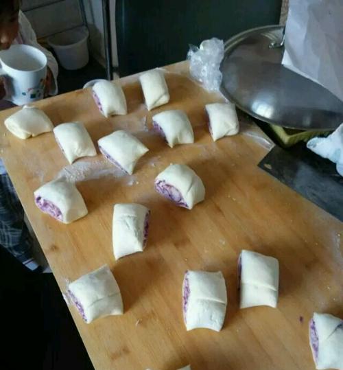 紫薯火腿肠花卷的做法（美味可口，自制简单，紫薯与火腿相遇的绝佳组合）