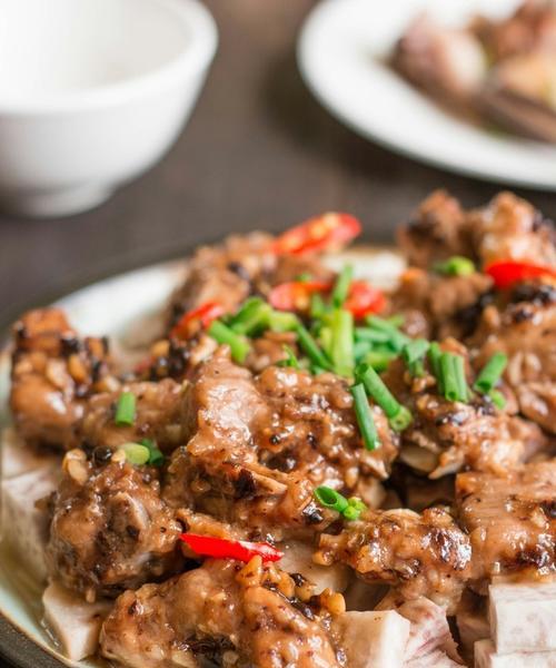 柱侯酱豆豉蒸排骨，美味营养的家常菜（传统配方，美味口感；蒸煮技巧，烹饪要点；健康营养，营养丰富）