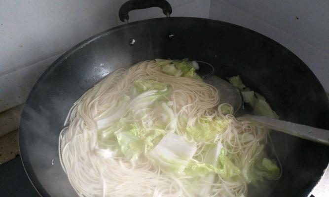 三分钟豆角煮面条，省时又美味