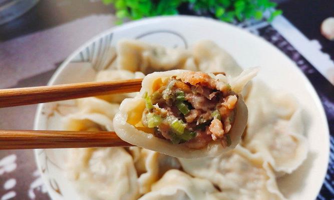 美味猪肉洋葱水饺的制作方法（手把手教你制作口感鲜美的猪肉洋葱水饺）