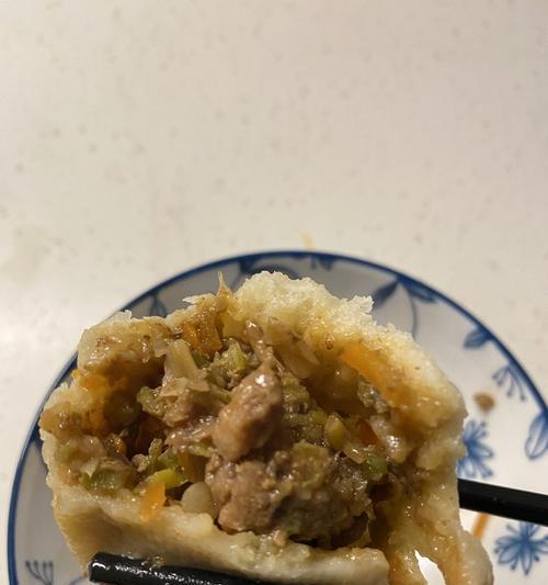 自制美味猪肉洋葱包子（简单易学的包子制作方法，让你秒变包子大厨）