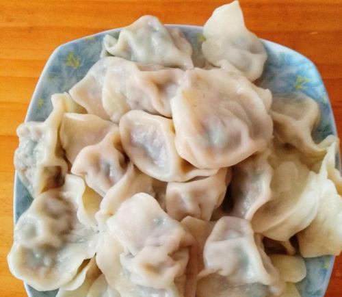 学做猪肉小白菜水饺（教你轻松制作美味水饺，以小白菜和猪肉为主材，口感香嫩。）