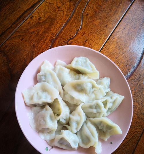 超级好吃的猪肉小白菜彩色水饺制作方法！（香气扑鼻的美食，让你垂涎欲滴！）