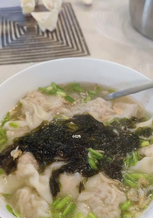 如何制作美味的猪肉馅元宝馄饨（用简单的步骤做出正宗的家常美食）