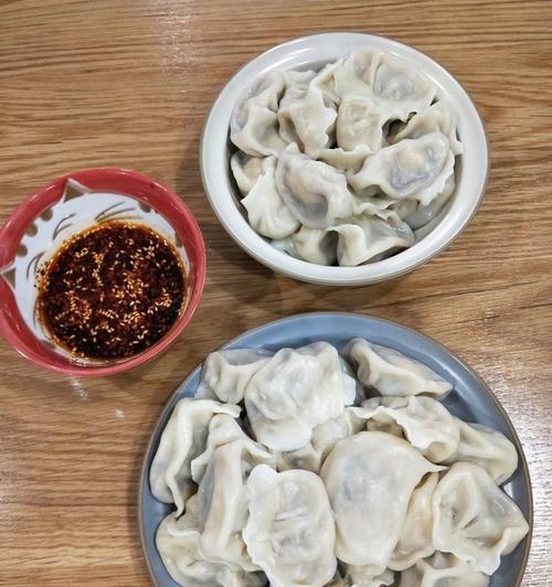 自制美味猪肉虾仁韭菜水饺（用新鲜食材轻松制作，让味蕾尽情享受）