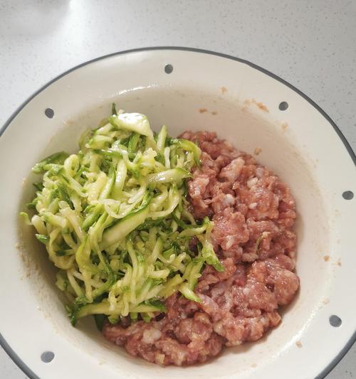 猪肉西葫芦水饺的制作方法（美味饺子DIY，掌握技巧轻松上手）