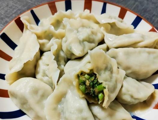 美味猪肉茼蒿馅饺子的制作方法（传统美食，新口味；掌握技巧，轻松上手）