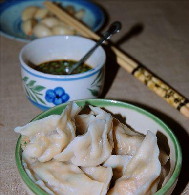 猪肉蒜苗饺子的制作方法（传统美味的家常小吃）