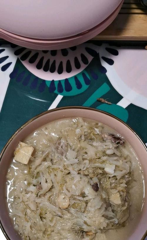 如何制作美味的猪肉酸菜炖冻豆腐粉条？（中式餐桌上的一道经典菜肴）