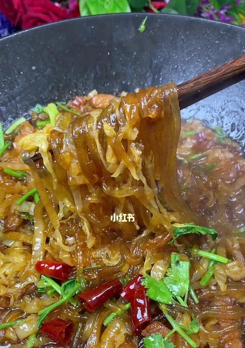 如何制作美味的猪肉酸菜炖冻豆腐粉条？（中式餐桌上的一道经典菜肴）