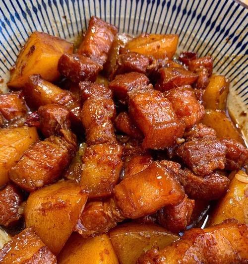 猪肉土豆烧的家常美味（香气四溢，营养丰富，营造温馨家庭氛围）