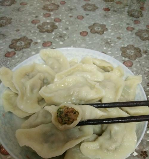 鲜美可口的猪肉三鲜大馅水饺制作秘笈（手工包馅，超级下饭，让你一次吃不够！）