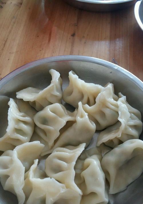 用猪肉芹菜做出美味蒸饺（15步教你制作口感鲜美的蒸饺）