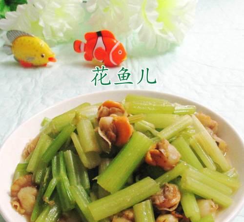 猪肉皮炒芹菜青蒜的美食探索（味美鲜香的下饭菜，主角猪肉皮的秘密）