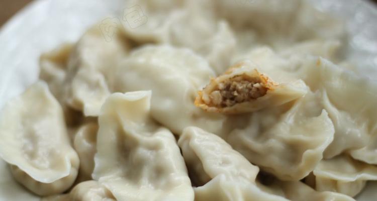 自制美味猪肉莲藕馅饺子（用莲藕打造独特口感的饺子，尝一口满足口感与健康需求）