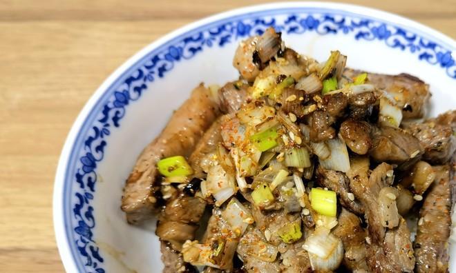 美味可口的日式猪肉丼，让你的味蕾大呼过瘾（从选材到烹饪，教你轻松制作日式猪肉丼）