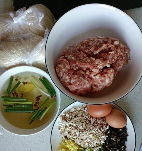 美味包菜虾皮猪肉饺子，轻松做出家庭美食（教你制作鲜美包菜虾皮猪肉饺子，一起来试试吧！）