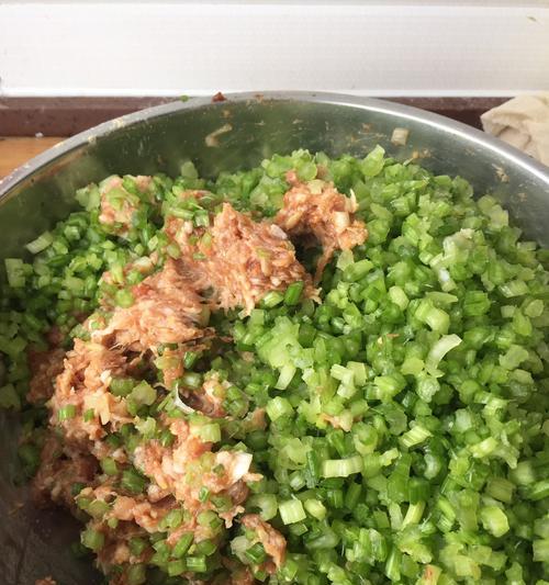 猪肉豇豆馅饺子的制作方法（美味可口的中式传统佳肴）