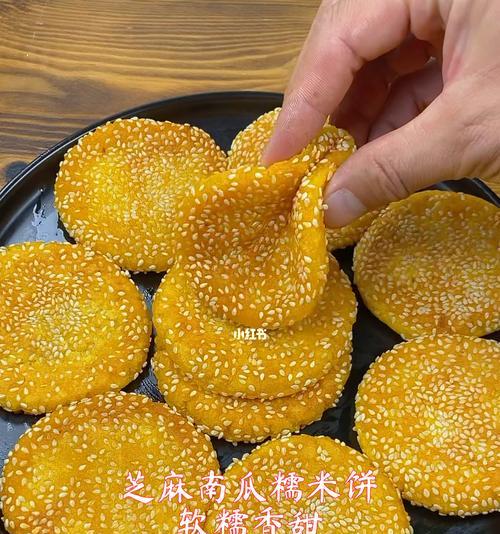 手把手教你制作美味芝麻糯米饼（传统美食新生活）