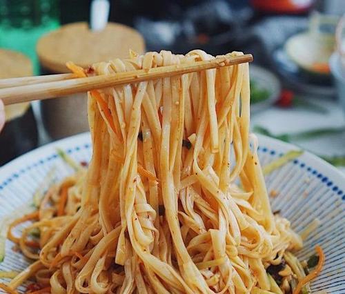 一碗暖心芝麻酱葱油拌面（用最简单的食材，做出最美味的面条）