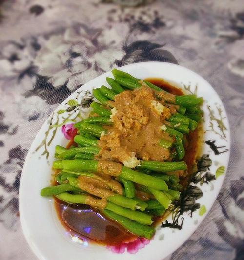 芝麻酱拌银耳，营养美味无负担（健康轻食，让你吃出好身体）