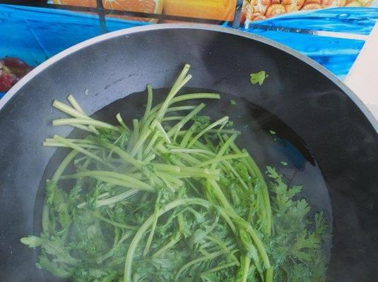 芝麻拌茼蒿的做法（清爽美味的夏日必备菜肴）