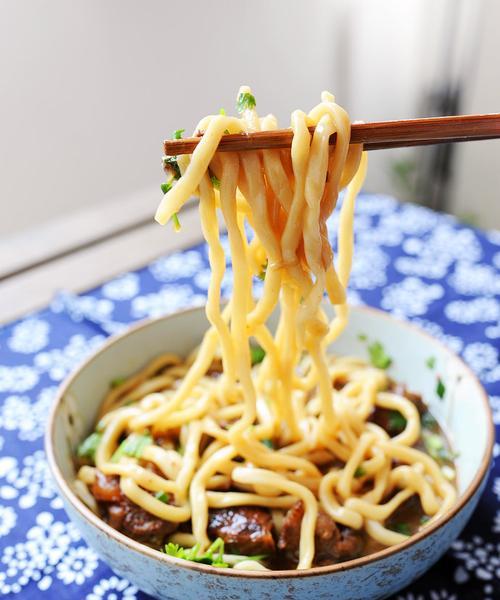 正宗牛肉面的制作方法（体验地道的牛肉面美食文化）