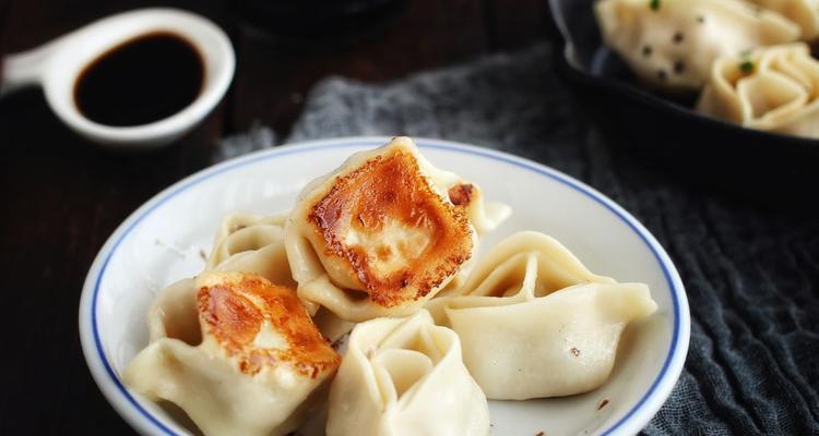 闹元宵鸡蛋煎煎饺的做法（传统节日的美食享受）