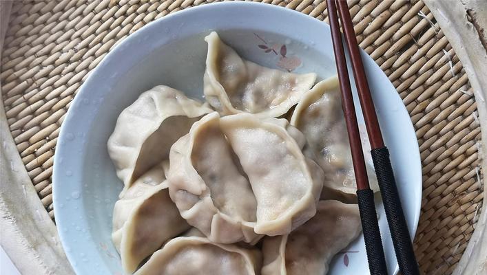 如何制作正月初一素馅饺子（传统美食再现家庭味道，以素为主的美味佳肴）