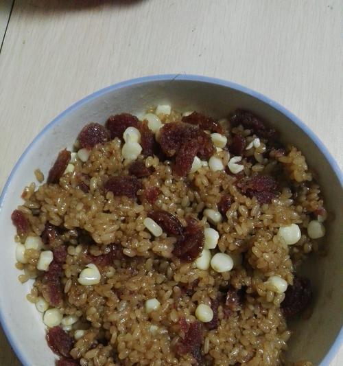 用粘玉米饭制作美味佳肴的做法（掌握粘玉米饭烹饪技巧，轻松做出口感丰富的料理）