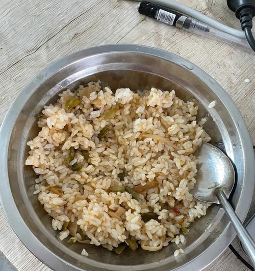 榨菜丝炒米饭的做法（快手料理，美味又健康）