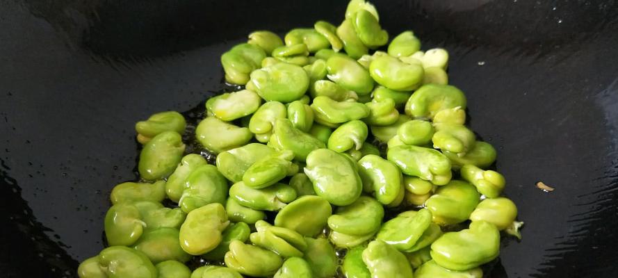 以榨菜蚕豆羹为主题的美食制作教程（营养美味又简单，学会制作榨菜蚕豆羹让你爱上做饭）