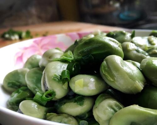 以榨菜蚕豆羹为主题的美食制作教程（营养美味又简单，学会制作榨菜蚕豆羹让你爱上做饭）