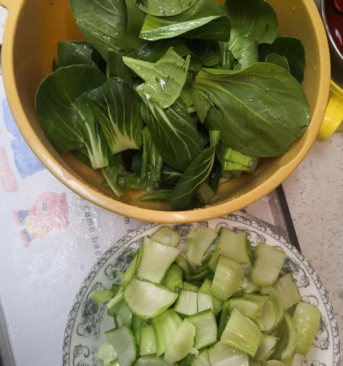 炸肉炒油菜的做法（美味健康的家常菜）