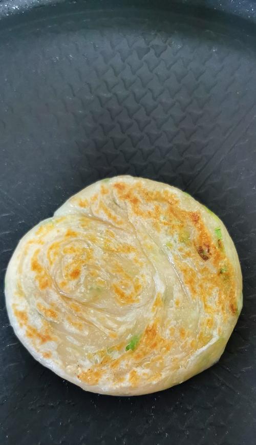 做个美味的原味葱油饼（学习简单易操作的制作方法，让你轻松享受美食盛宴）