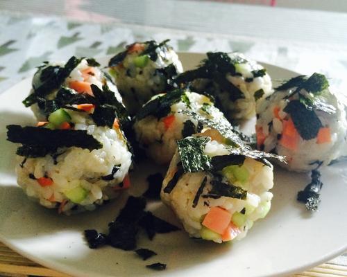 制作美味元本山海苔饭团（手把手教你做好吃的饭团，享受营养与美味）