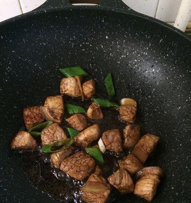 古法元宝烧肉，味道绝佳（用古老的烹饪方法，制作出美味的烧肉）