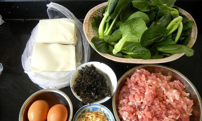 《美味元宝馄饨的制作方法》（用青菜、鲜肉和虾粒馅，轻松做出鲜美馄饨）