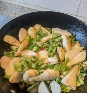 芋头烧豆角的做法（传统美食佳肴，让你回味无穷）