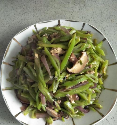 让味蕾沉醉的油焖豆角（家常美食的做法与技巧）