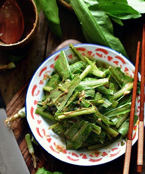 油麦凉拌菜，清爽夏日美食（利用油麦的妙用，打造不一样的凉拌菜）