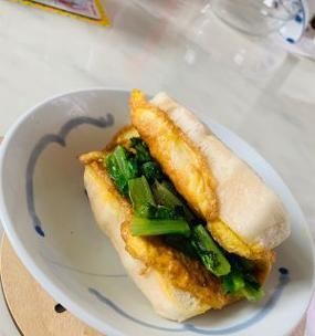 美味又营养的油麦菜鸡蛋煎饼（简单制作，开启健康早餐生活）