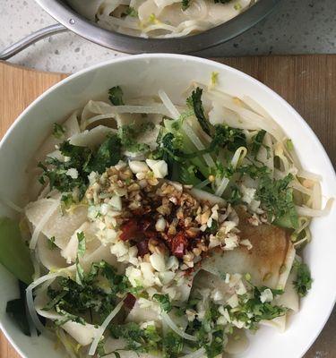 用油沷扯面带你领略美食世界（一口咬下去，香浓细腻，让人垂涎欲滴）