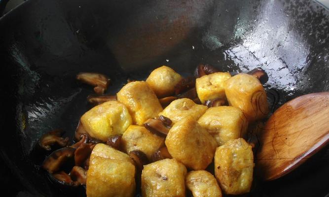 美味油豆腐炒鱼丸（中华美食，口感鲜美，营养丰富）