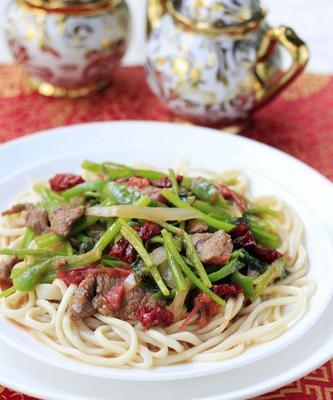 学会制作美味油醋拉条子（让你的味蕾感受不一样的美味）