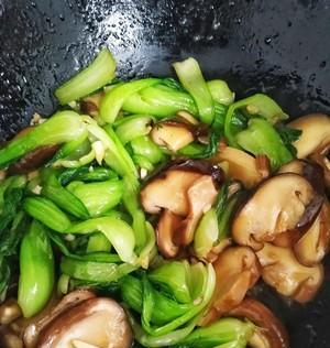 油菜炒香菇，做出香气扑鼻的美味菜肴（家常菜的好选择，健康美味不费事）